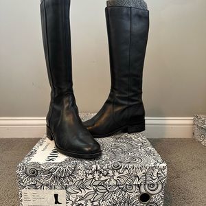 DUOBoots, knee high, black leather, size 8c 34cm calf circumference.